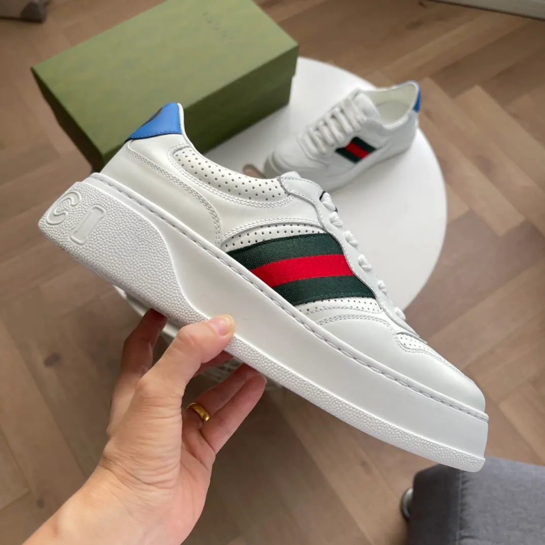 G Home 🆕New webbing sneakers✔️The brand’s classic webbing element is inspired by Gucci’s equestrian origins. Each season, it is reinterpreted through a variety of new and unique designs and styles. It appears on this leather sneaker with red and blue details, interpreting the brand's design concept of integrating sports and leisure. The thick-soled design gives the sneakers a retro feel~ Size: 35-40 (women) 38-45 (men) P hot style Color: white leather, black leather, brown leather, white webbing
